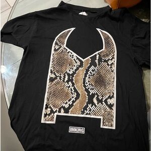 Black tee - streetwear.